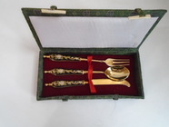 Миниатюрный десертный столовый прибор: ножик, вилочка, ложечка. Металл, позолота, гравировка, эмаль. Япония