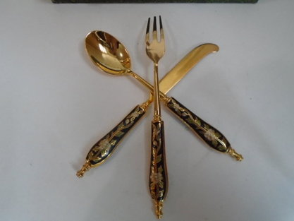 Миниатюрный десертный столовый прибор: ножик, вилочка, ложечка. Металл, позолота, гравировка, эмаль. Япония