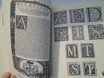 ШРИФТЫ Steibner E.S., Urban D.  Initialen+Bildbuchstaben Initials+Decorative Alphabets. Bruckmann Munchen 1989