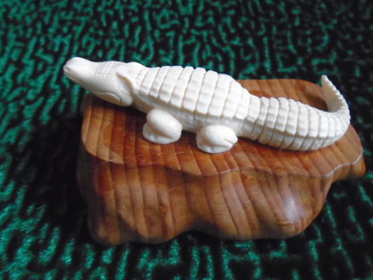 Статуэтка резная из бивня моржа на палисандре "Крокодил" 1990е